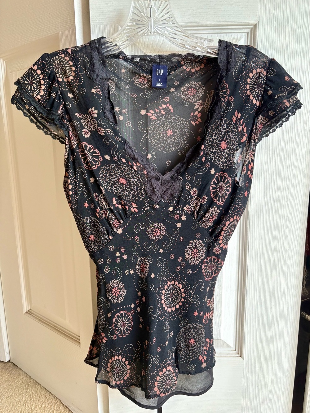 GAP Black V-Neck Floral Lace-Trim Chemise Top